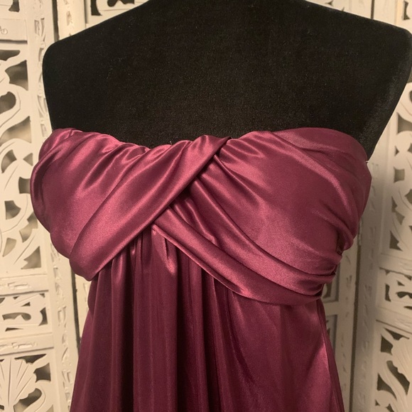 TWENTY ONE! CUTE SILKY PLUM PURPLE STRAPLESS STRETCHY FLOWY FORMAL MINI DRESS - Picture 3 of 8